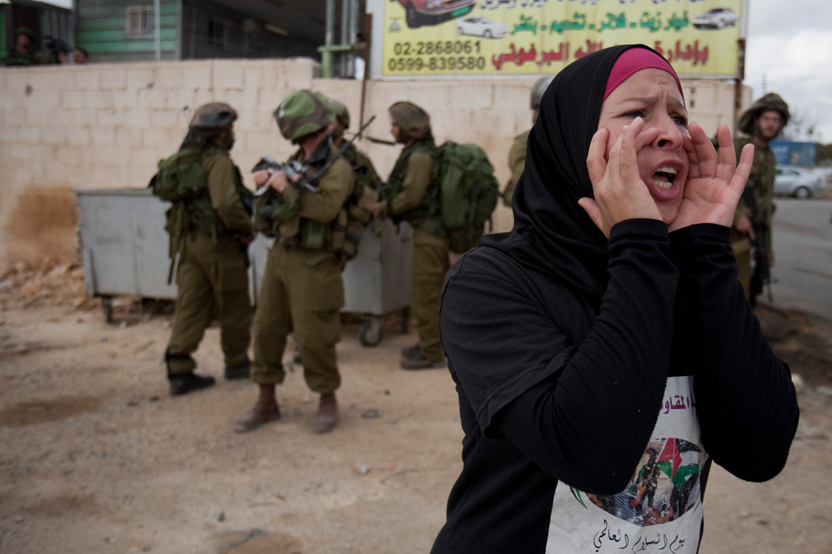 Free Palestine, grita una mujer frente a un grupo de soldados. Foto: Alejandro Saldívar
