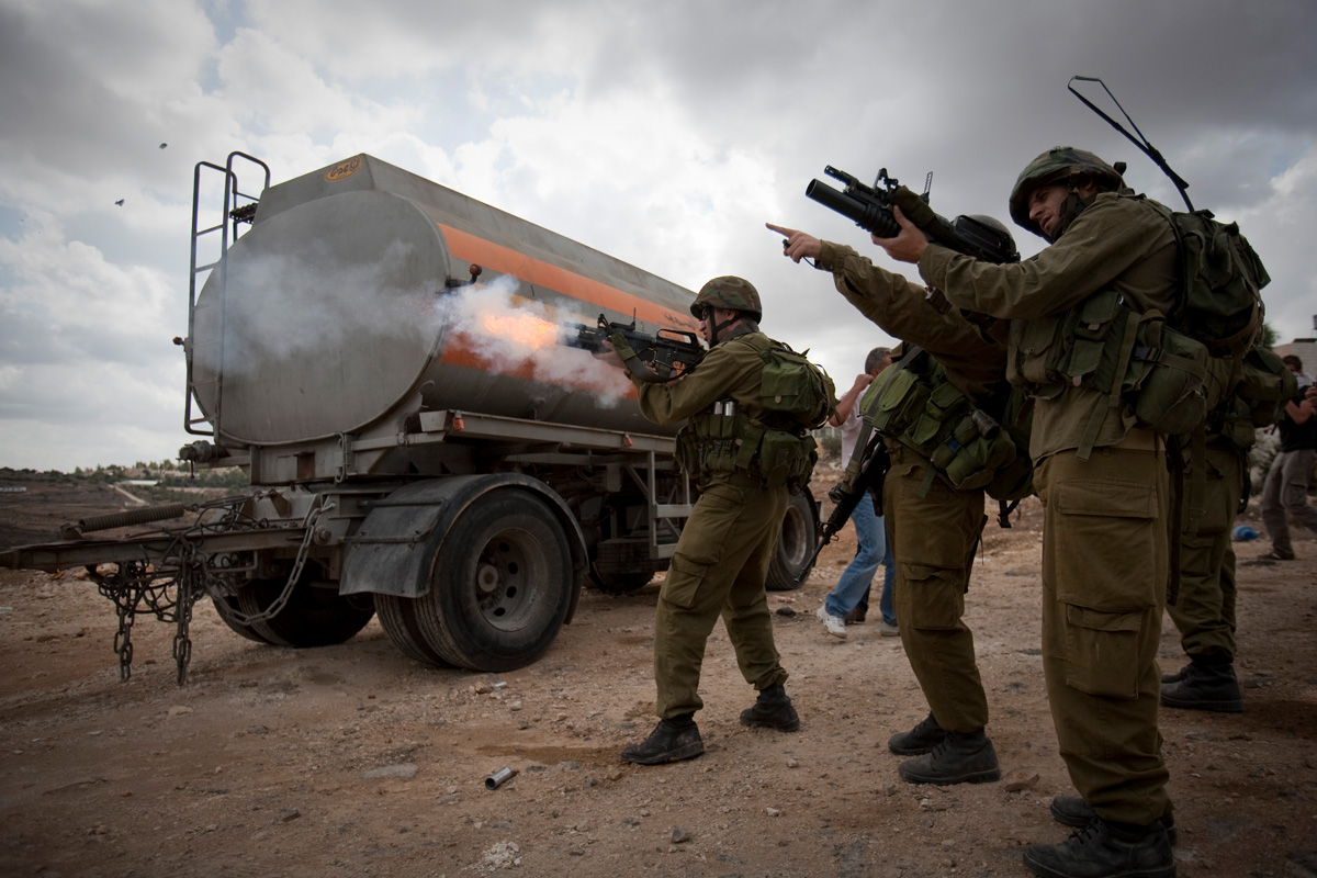 Enfrentamiento entre civiles palestinos y soldados en Nabi Saleh, Cisjordania.  Foto: Alejandro Saldívar