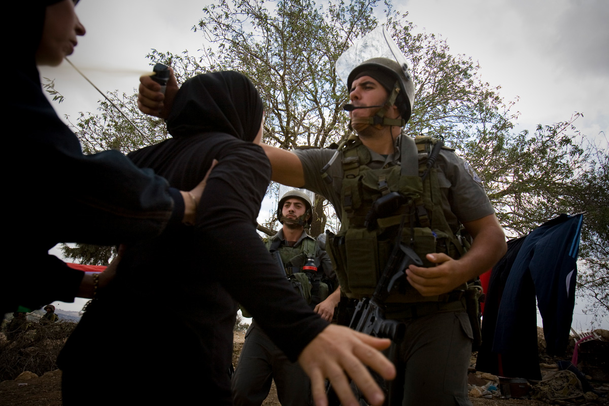 Enfrentamiento entre civiles palestinos y soldados en Nabi Saleh, Cisjordania.  Foto: Alejandro Saldívar