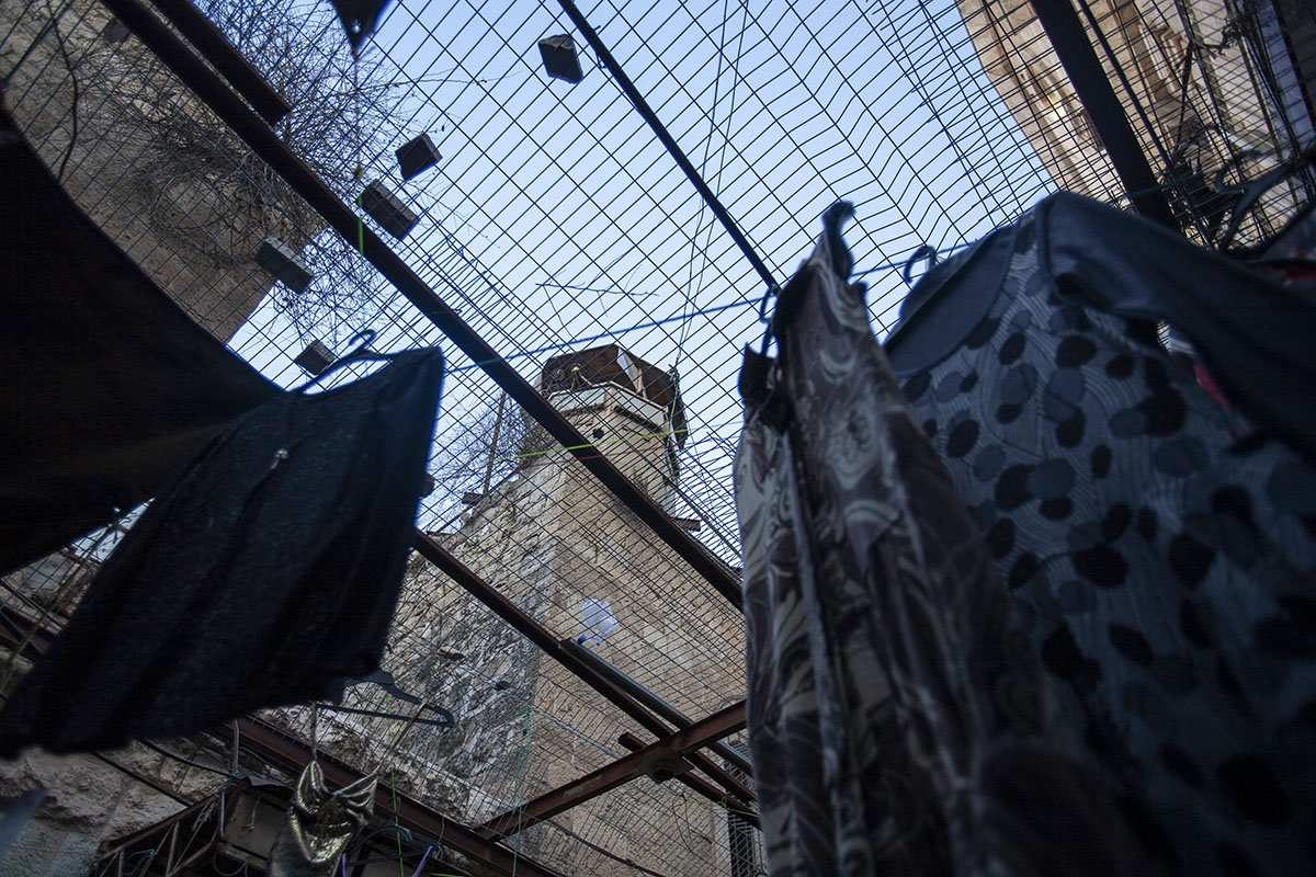 Una torre de vigilancia encima de un mercado en Hebrón. Foto: Alejandro Saldívar