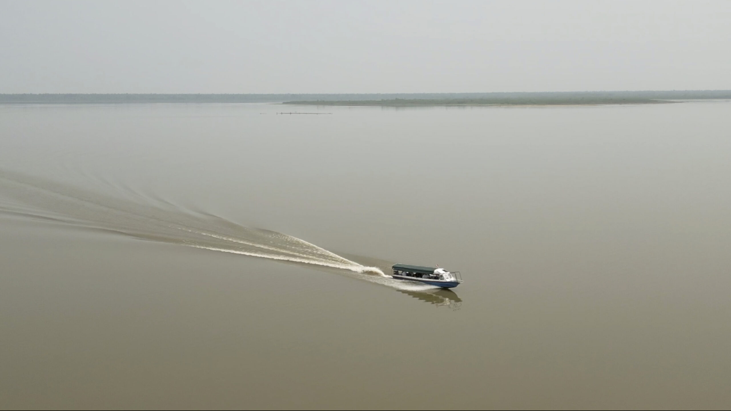 Barco sagrado en el lago Musa Karusha, territorio indígena Kandoshi, Perú. Foto: Pablo Albarenga