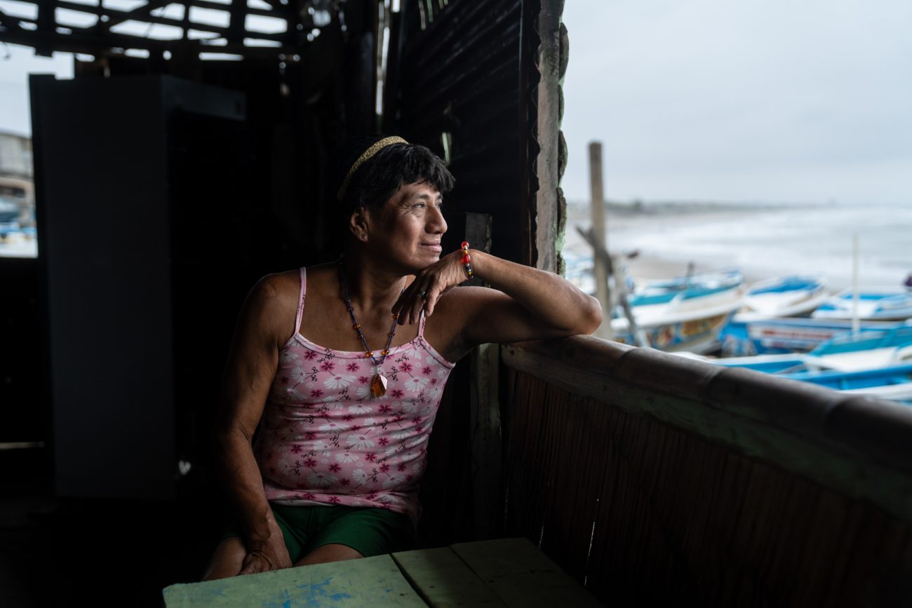 Desde el pequeño mercado que montó frente a la playa de Puerto Engabao, Vicky observa el mar que en su juventud fue refugio y escenario de su vida como pescadora enchaquirado. Hoy lo mira a la distancia, luego de haber dejado la pesca por problemas de salud. Foto: Irina Dambrauskas