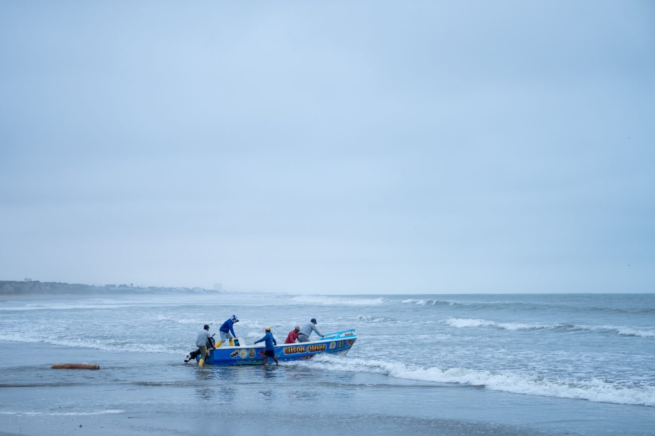 Pescadores artesanales se preparan para zarpar al amanecer en Puerto Engabao, donde cada jornada comienza entre redes, motores y bruma salada. Foto: Irina Dambrauskas
