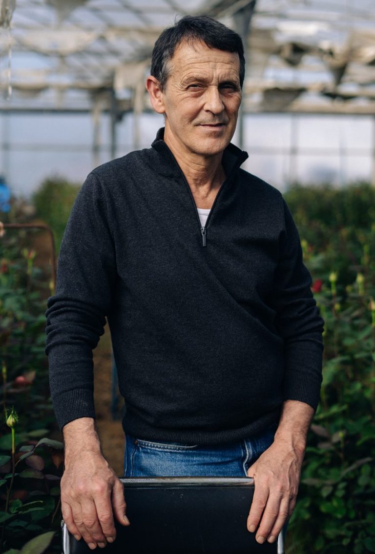 Joan Pons, tercera generación de agricultores en Santa Susanna, mantiene vivo el último vivero de rosas catalanas. Foto: Berta Vicente Salas
