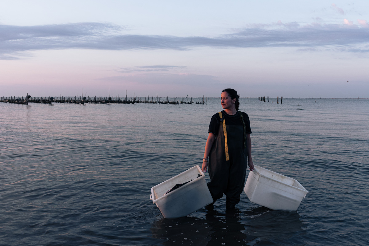 Goro, Rovigo. Giorgia Turolla se prepara para su trabajo diario en la sección experimental de Sacca di Goro, gestionada por el C.Ri.M. (Centro de Investigaciones sobre Moluscos) bajo la dirección del biólogo marino Edoardo Turolla. Aquí, los investigadores experimentan con el cultivo de ostras, entre otros proyectos. Foto: Daniela Sala