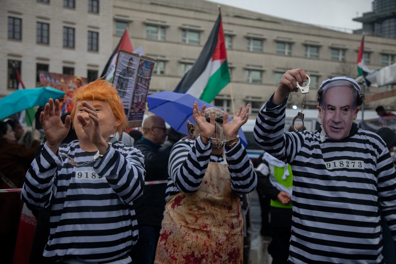 Manifestantes realizan un performance contra la guerra en Berlín. Foto: Dahian Cifuentes