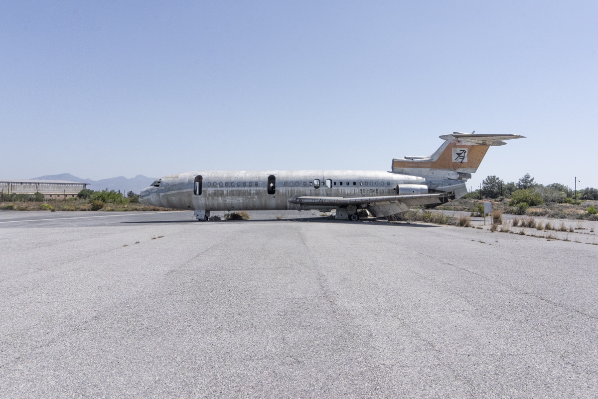 Un avión Trident permanece abandonado en la pista del antiguo aeropuerto de Nicosia, en Chipre. La aeronave, perteneciente a Cyprus Airways, quedó varada tras los combates de 1974, cuando el aeropuerto fue cerrado e integrado a una zona protegida por Naciones Unidas. Foto: Jorge Gutiérrez Lucena