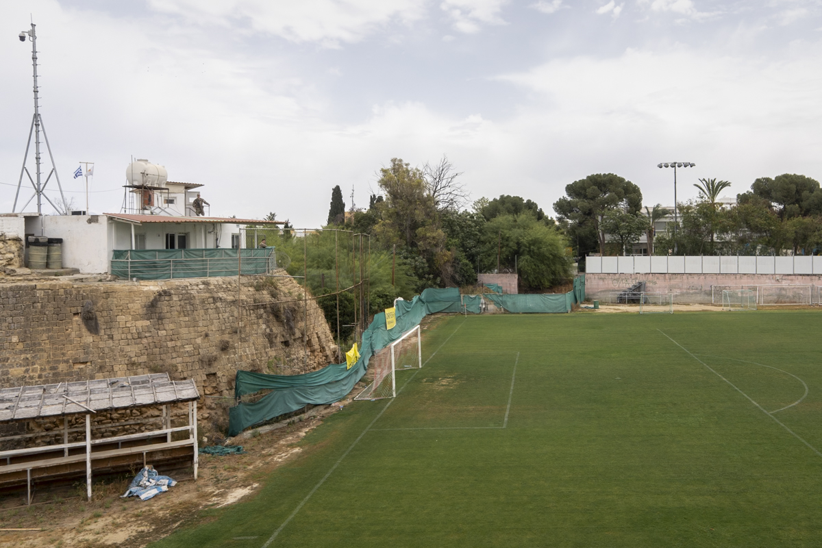 Un puesto de vigilancia militar grecochipriota se eleva sobre un campo de fútbol en la ciudad vieja de Nicosia, en Chipre. La escena muestra la convivencia entre la vida cotidiana y las estructuras de control que persisten en la isla dividida. Foto: Jorge Gutiérrez Lucena