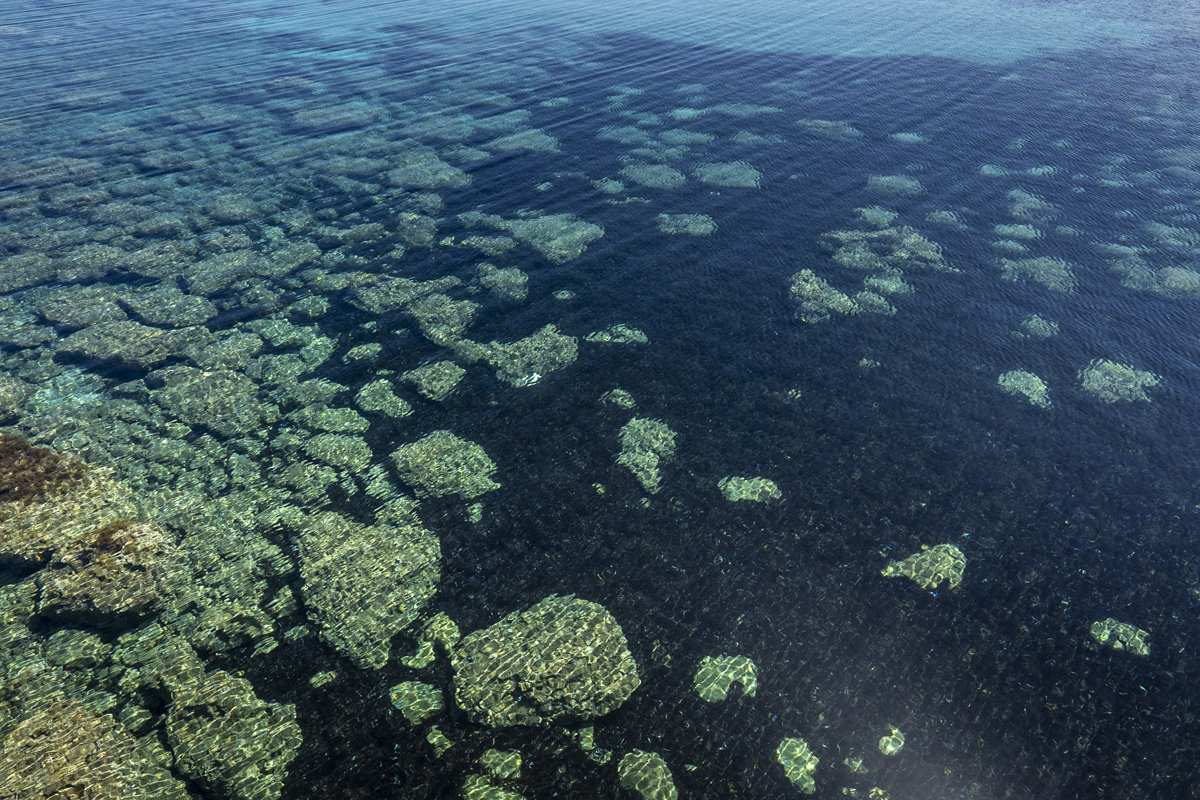 El agua cristalina cubre la costa de Chipre. Lejos de las líneas visibles de separación, la isla sigue entre la calma aparente del paisaje y una solución pacífica al conflicto que continúa pendiente. Foto: Jorge Gutiérrez Lucena
