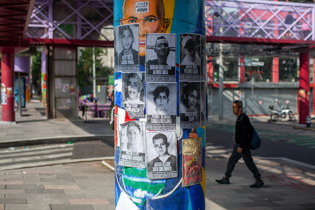 Retratos de personas hondureñas desaparecidas en México durante su trayecto a Estados Unidos. Foto: Alejandro Saldívar