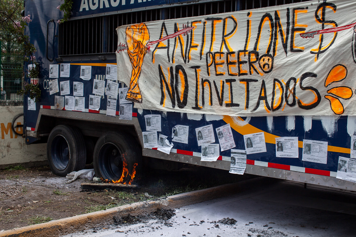 El reclamo en la barricada de la policía. Foto: Alejandro Saldívar